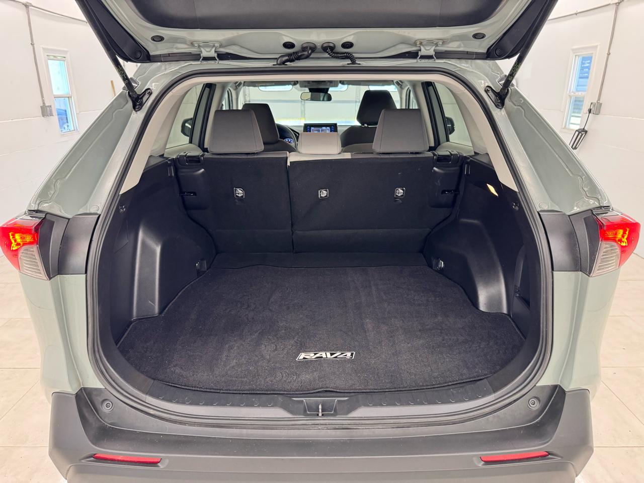 Toyota RAV4 Hybrid XLE AWD (Natl) 2021