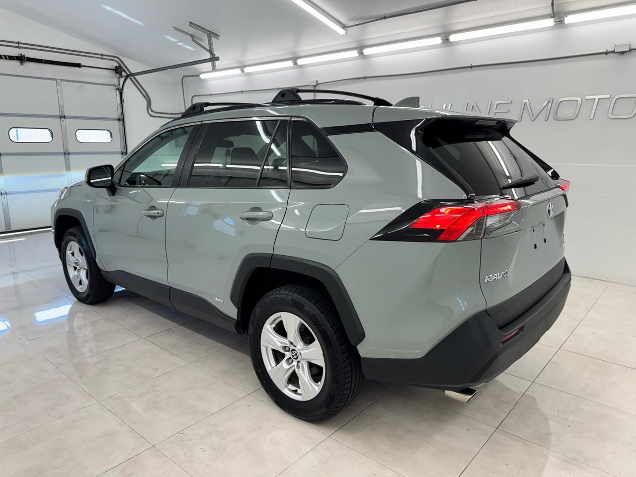 Toyota RAV4 Hybrid XLE AWD (Natl) 2021