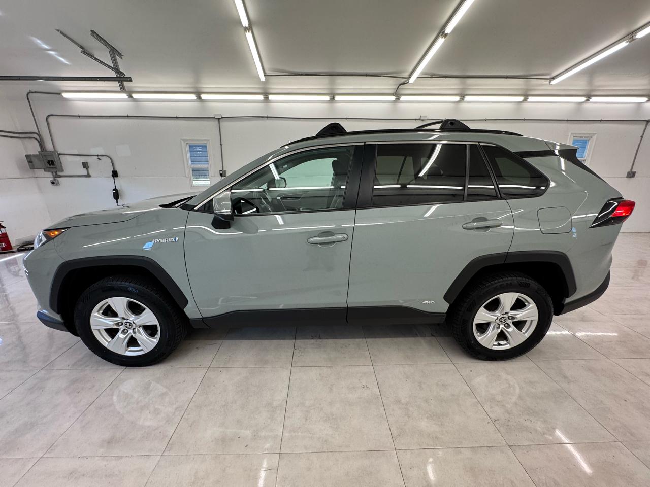 Toyota RAV4 Hybrid XLE AWD (Natl) 2021