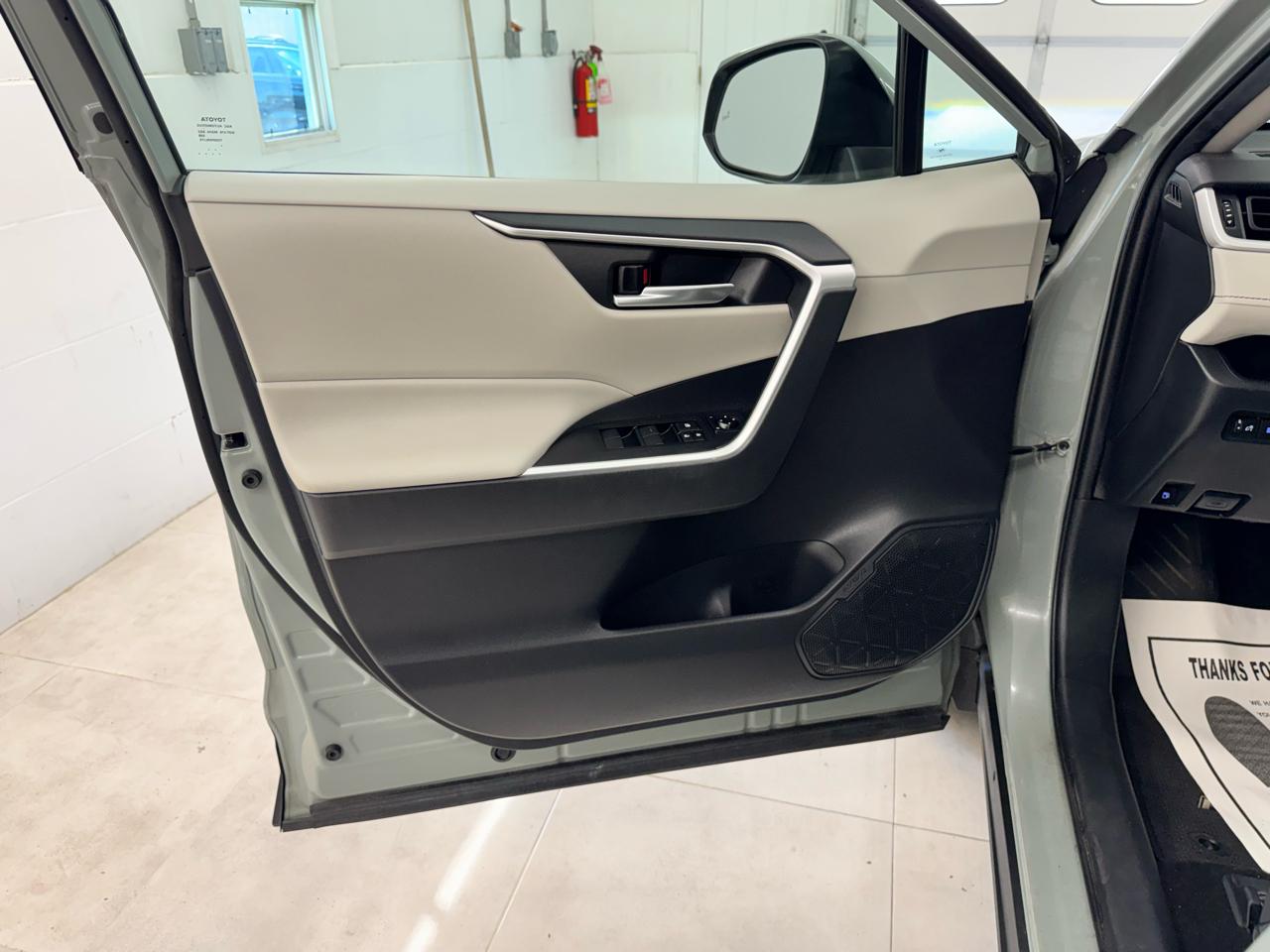 Toyota RAV4 Hybrid XLE AWD (Natl) 2021