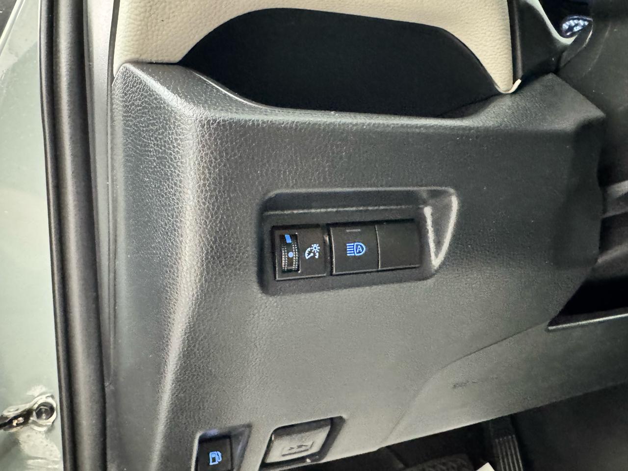Toyota RAV4 Hybrid XLE AWD (Natl) 2021