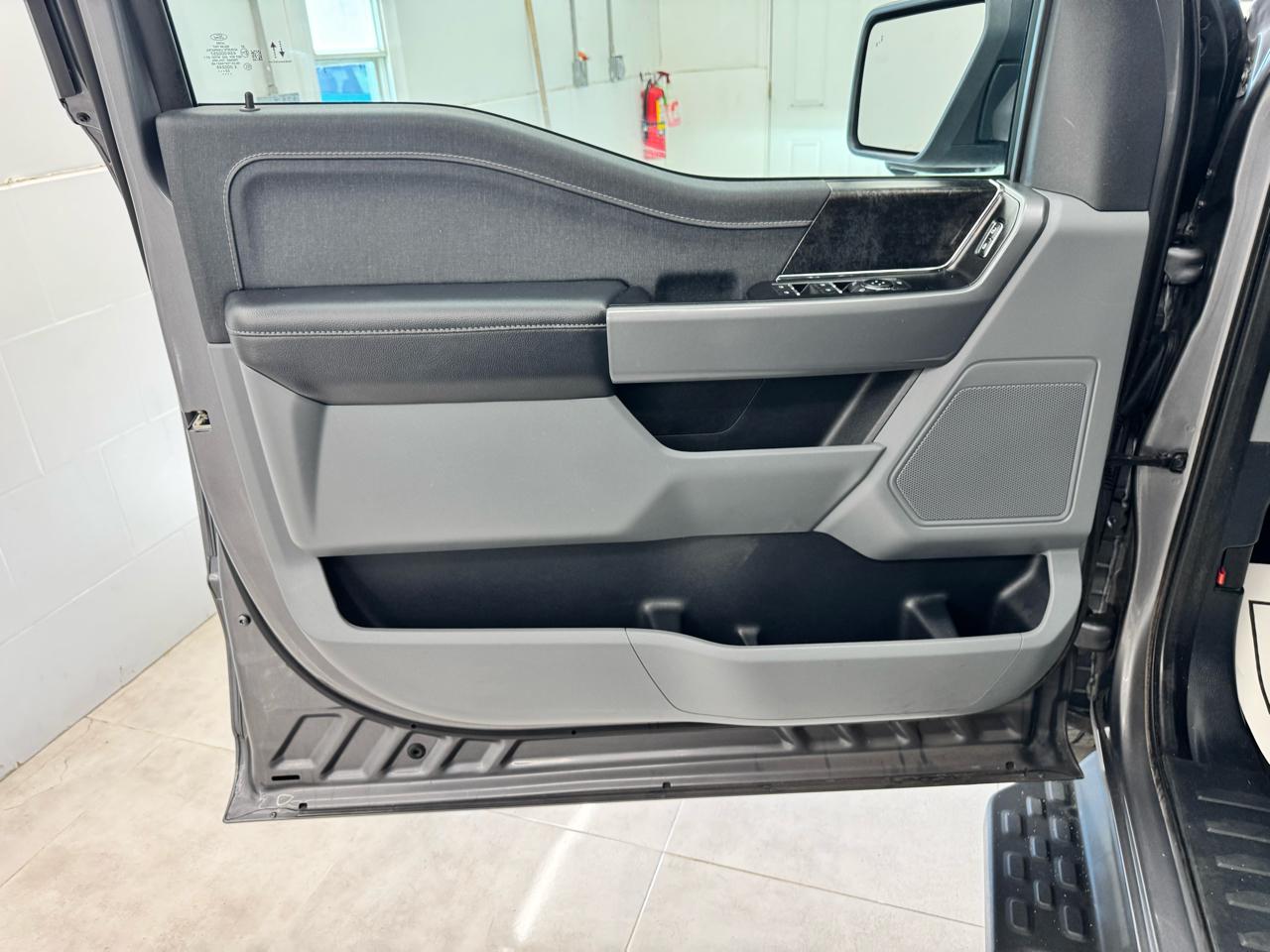 Ford F-150 Lightning Platinum 4WD SuperCrew 5.5' Box 2023