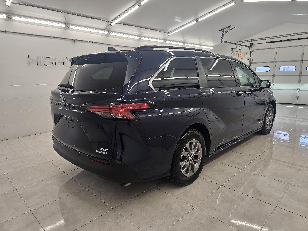 Toyota Sienna XLE AWD 7-Passenger (Natl) 2021