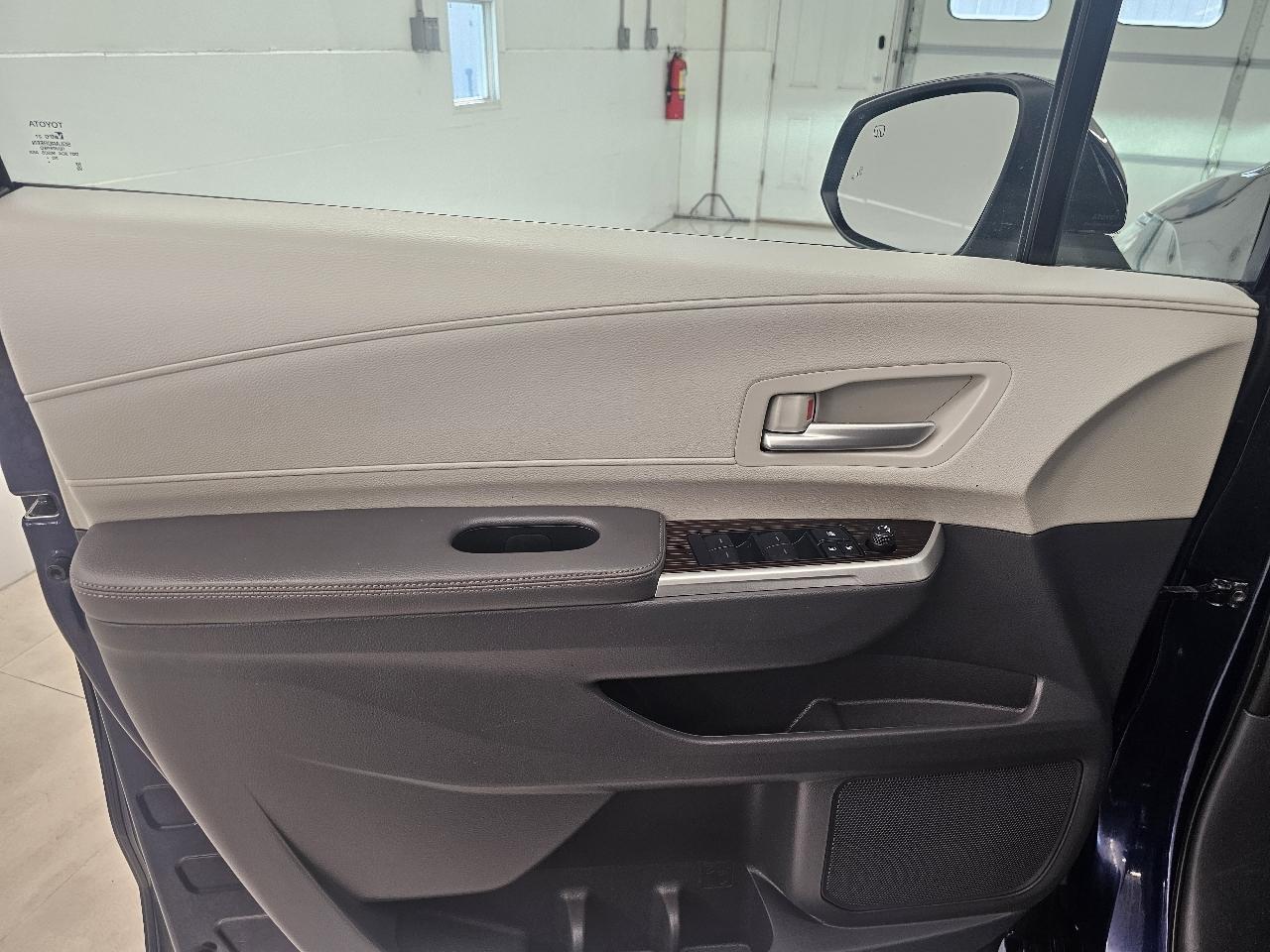 Toyota Sienna XLE AWD 7-Passenger (Natl) 2021