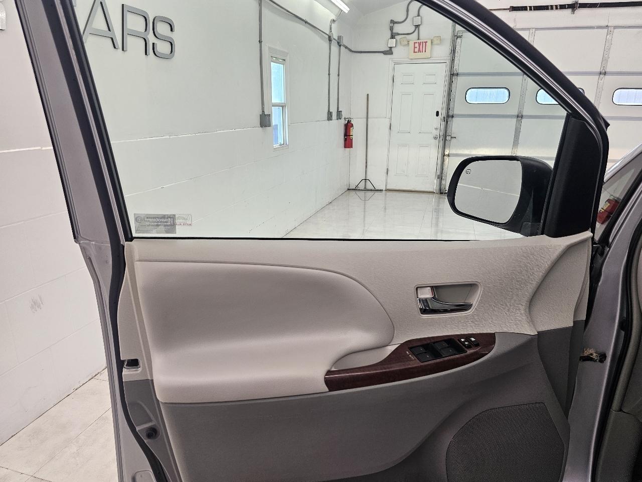 Toyota Sienna 5dr 7-Pass Van V6 Ltd AWD (Natl) 2014