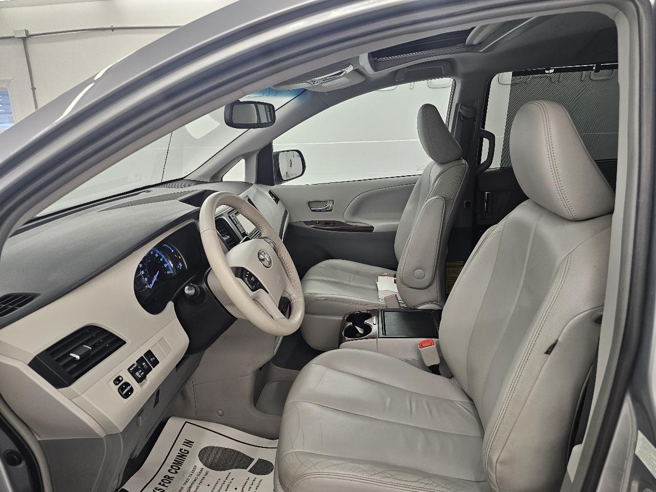 Toyota Sienna 5dr 7-Pass Van V6 Ltd AWD (Natl) 2014