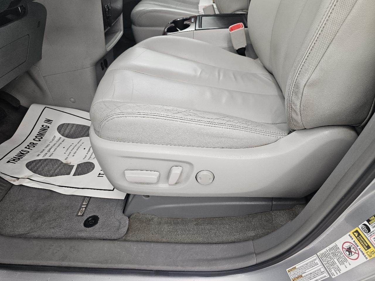 Toyota Sienna 5dr 7-Pass Van V6 Ltd AWD (Natl) 2014