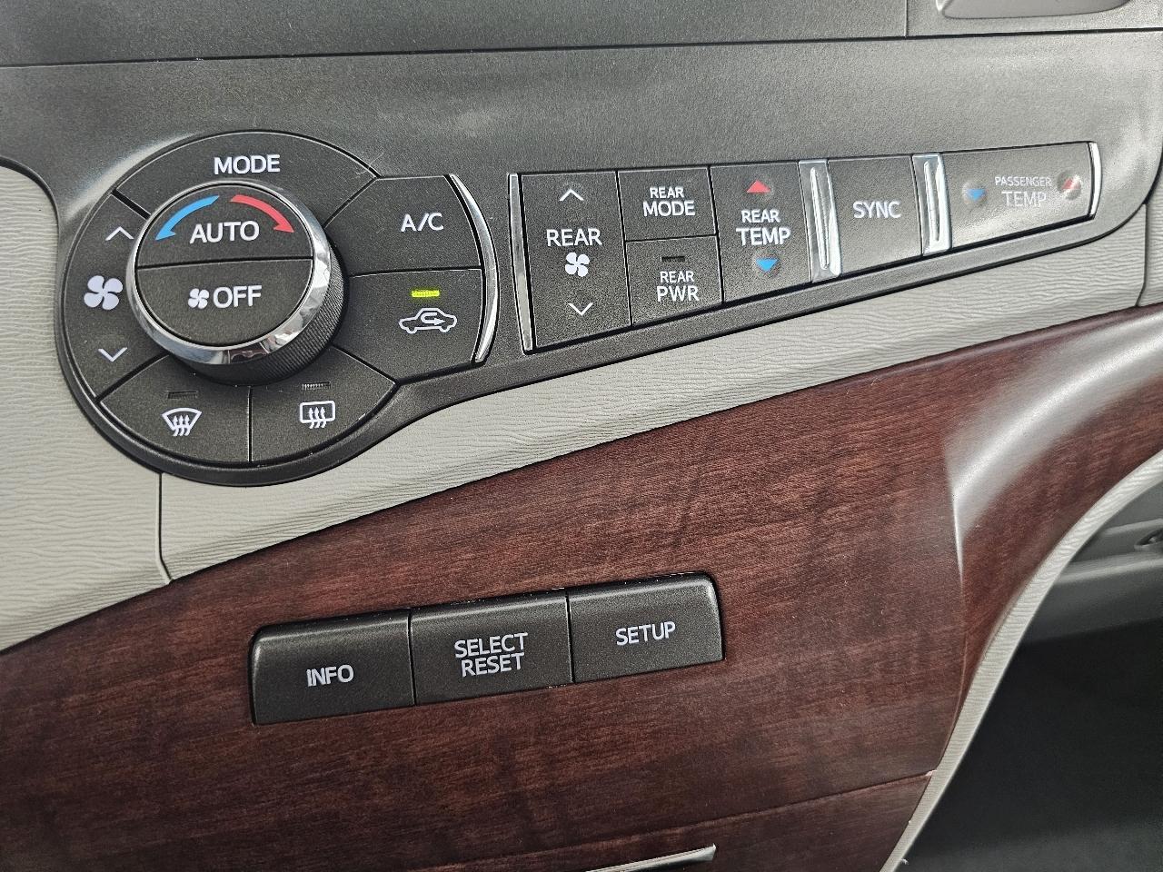 Toyota Sienna 5dr 7-Pass Van V6 Ltd AWD (Natl) 2014