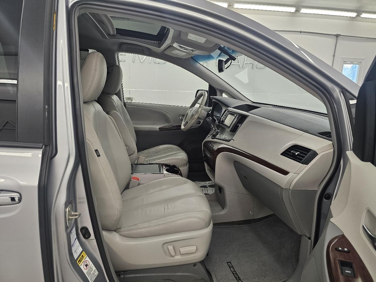 Toyota Sienna 5dr 7-Pass Van V6 Ltd AWD (Natl) 2014