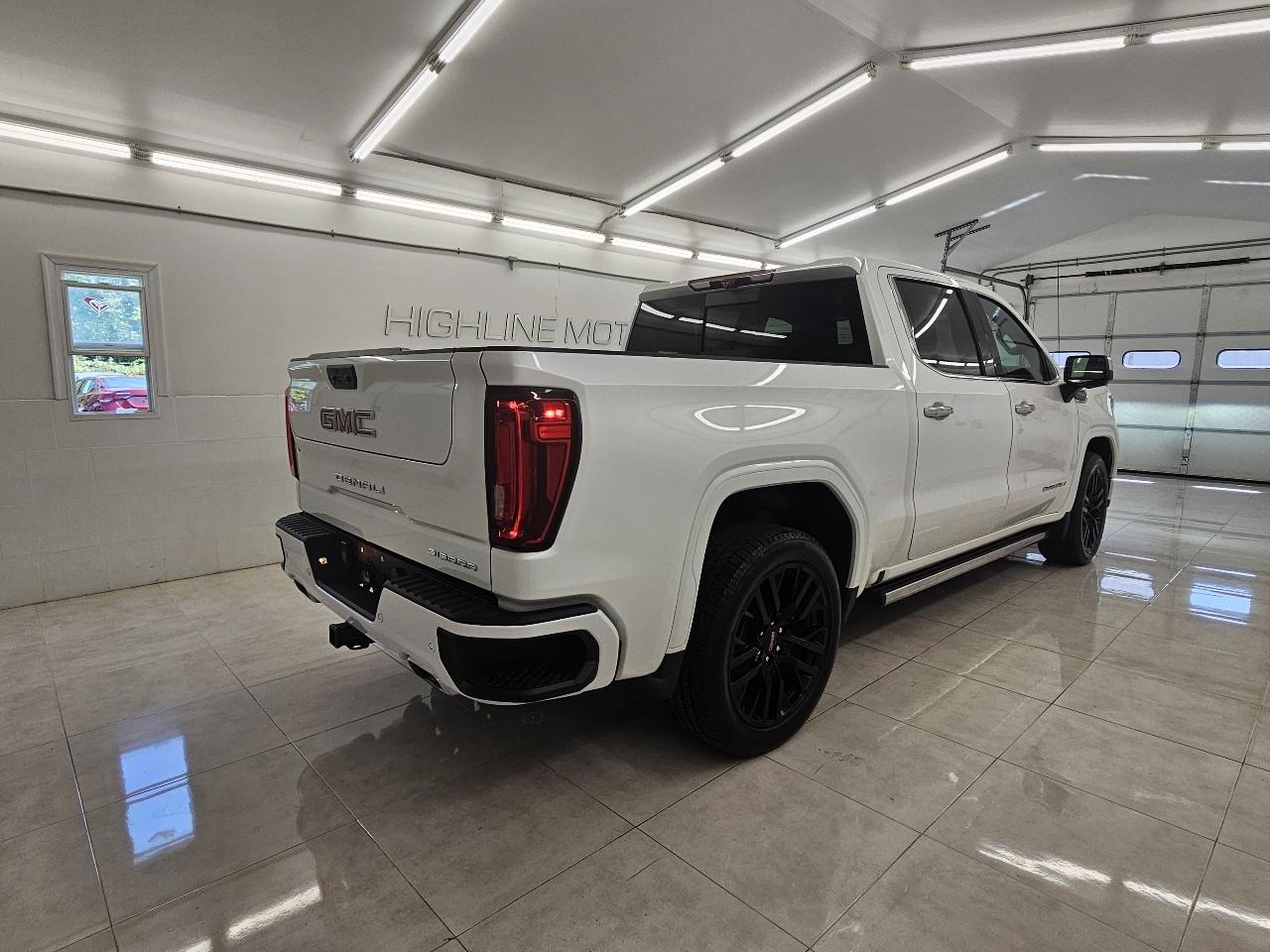 GMC Sierra 1500 4WD Crew Cab 147" Denali 2023