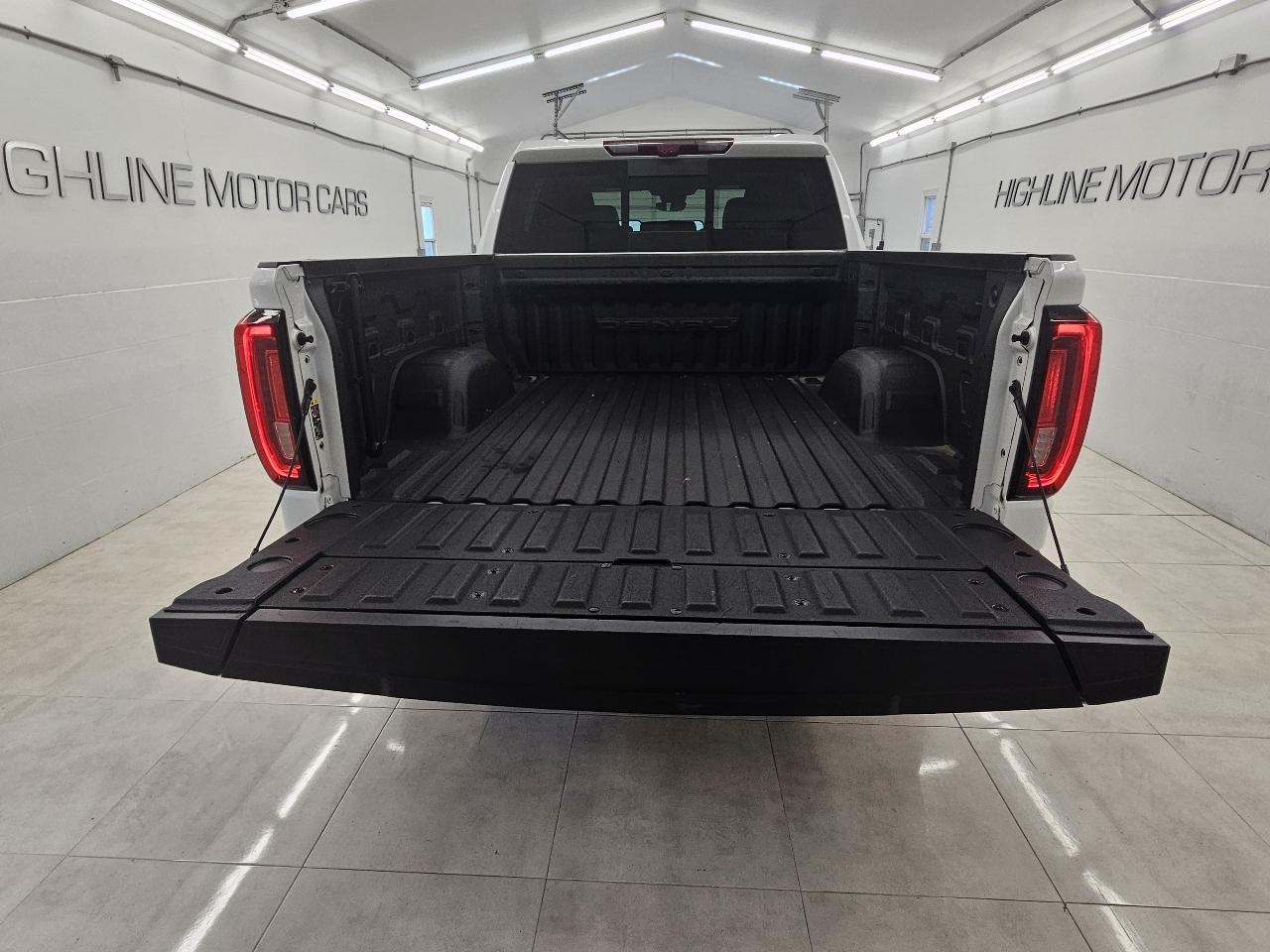 GMC Sierra 1500 4WD Crew Cab 147" Denali 2023
