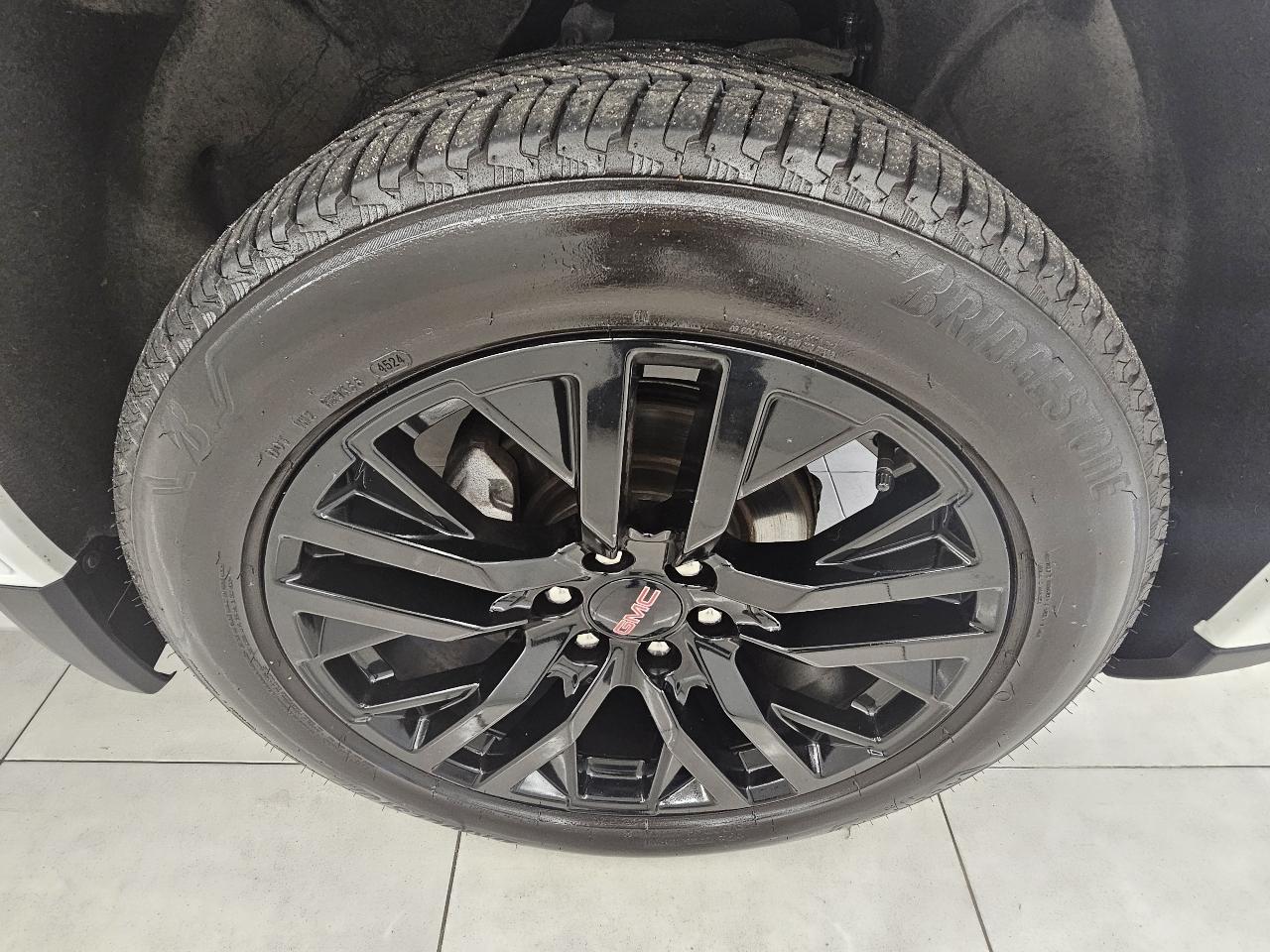 GMC Sierra 1500 4WD Crew Cab 147" Denali 2023