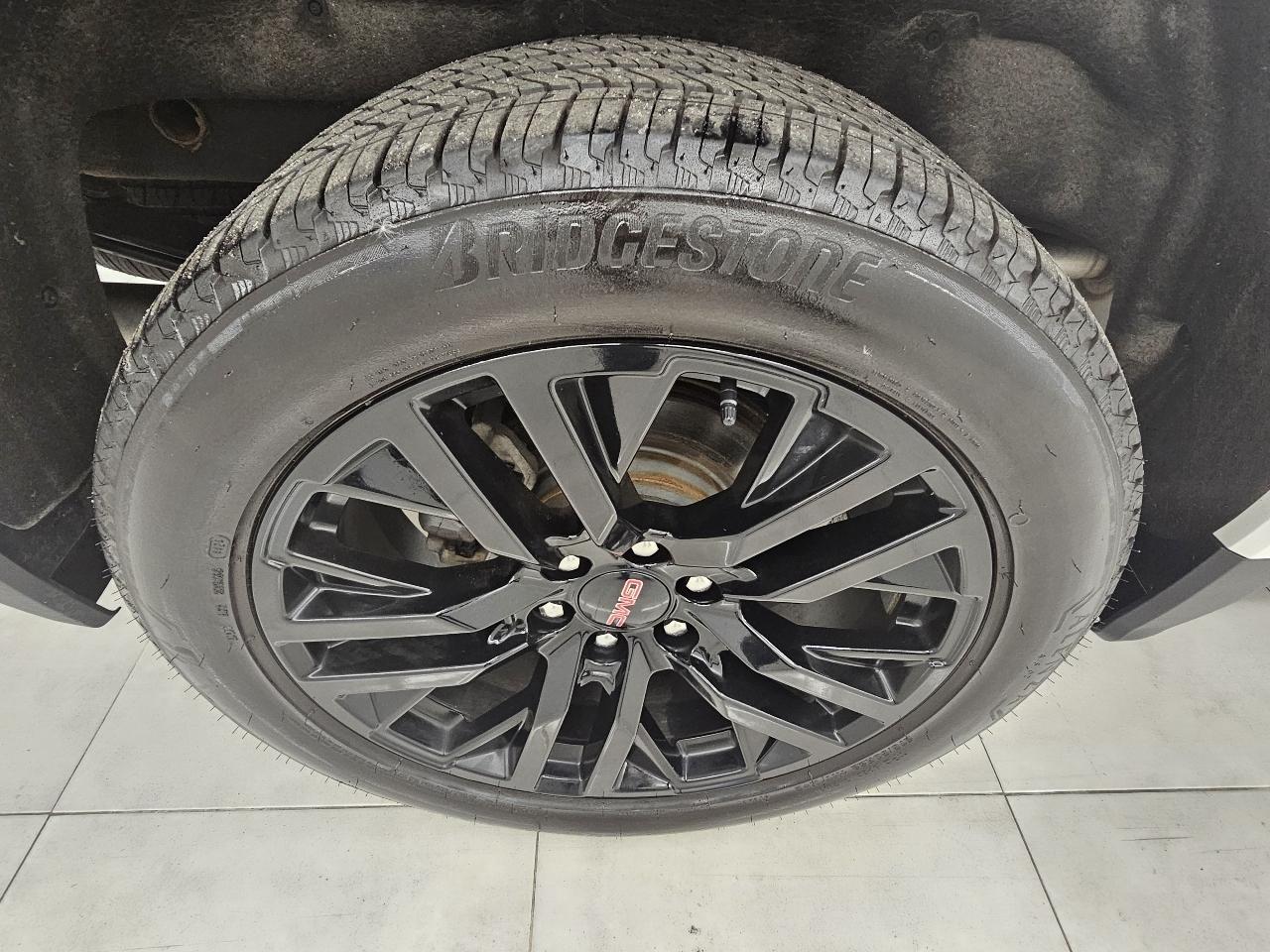 GMC Sierra 1500 4WD Crew Cab 147" Denali 2023