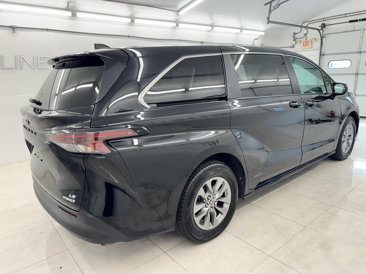Toyota Sienna LE AWD 8-Passenger (Natl) 2024