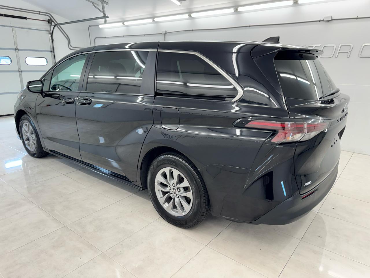 Toyota Sienna LE AWD 8-Passenger (Natl) 2024