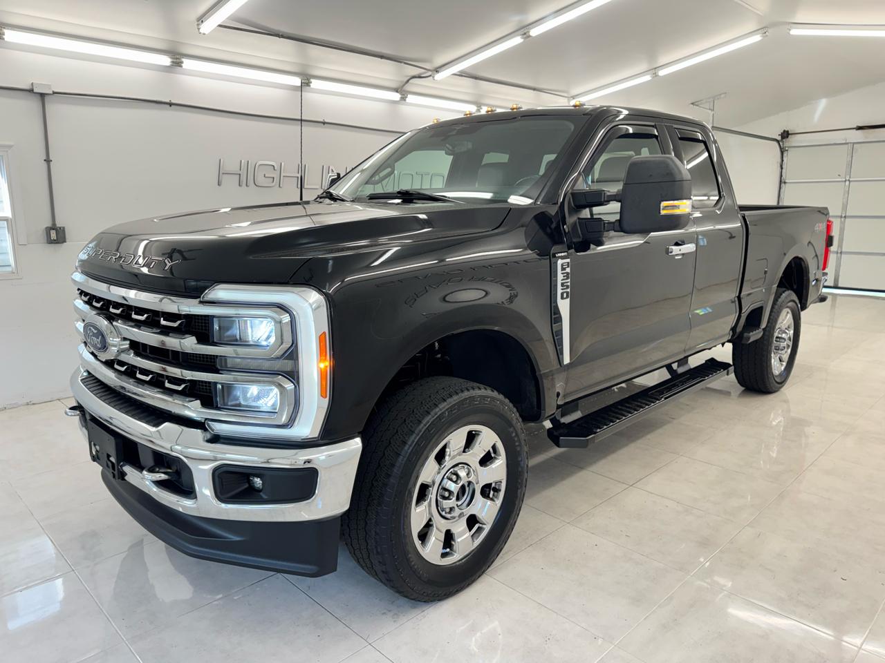 Ford Super Duty F-350 SRW Lariat 4WD SuperCab 8' Box 2023