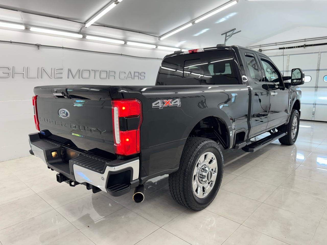 Ford Super Duty F-350 SRW Lariat 4WD SuperCab 8' Box 2023