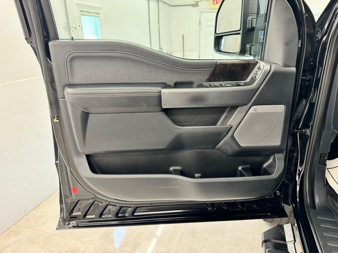 Ford Super Duty F-350 SRW Lariat 4WD SuperCab 8' Box 2023