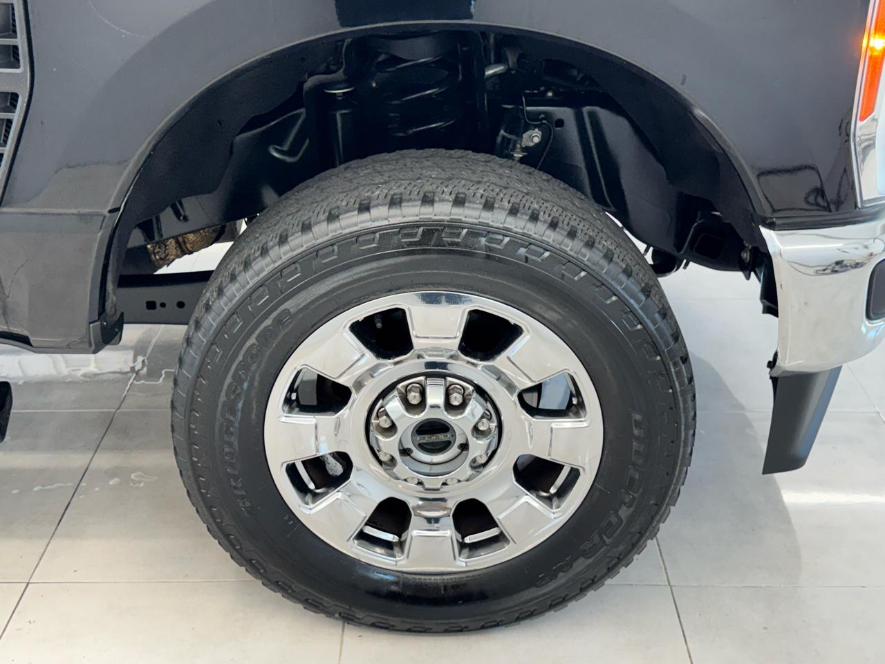 Ford Super Duty F-350 SRW Lariat 4WD SuperCab 8' Box 2023