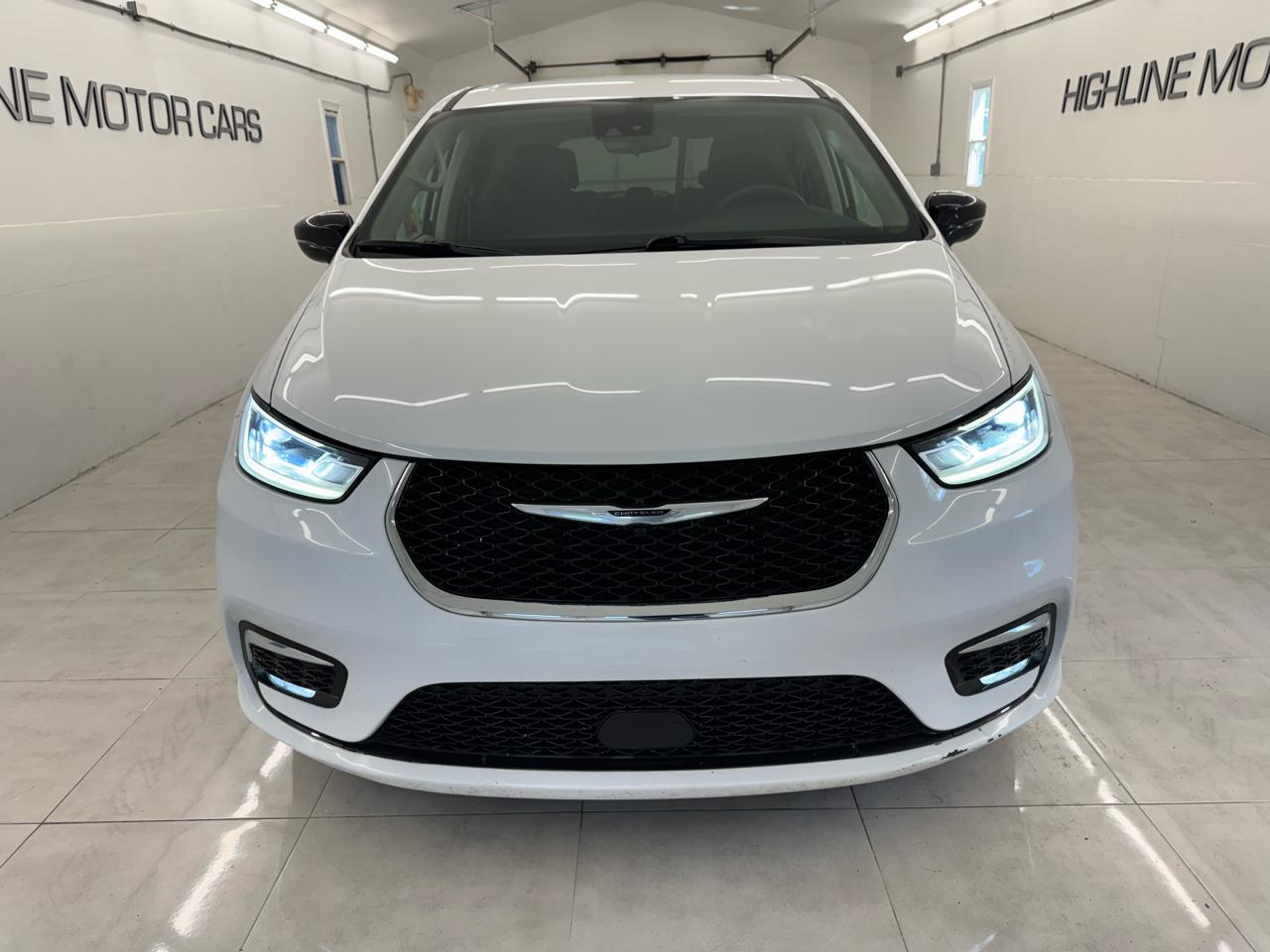 Chrysler Pacifica Touring L FWD 2024