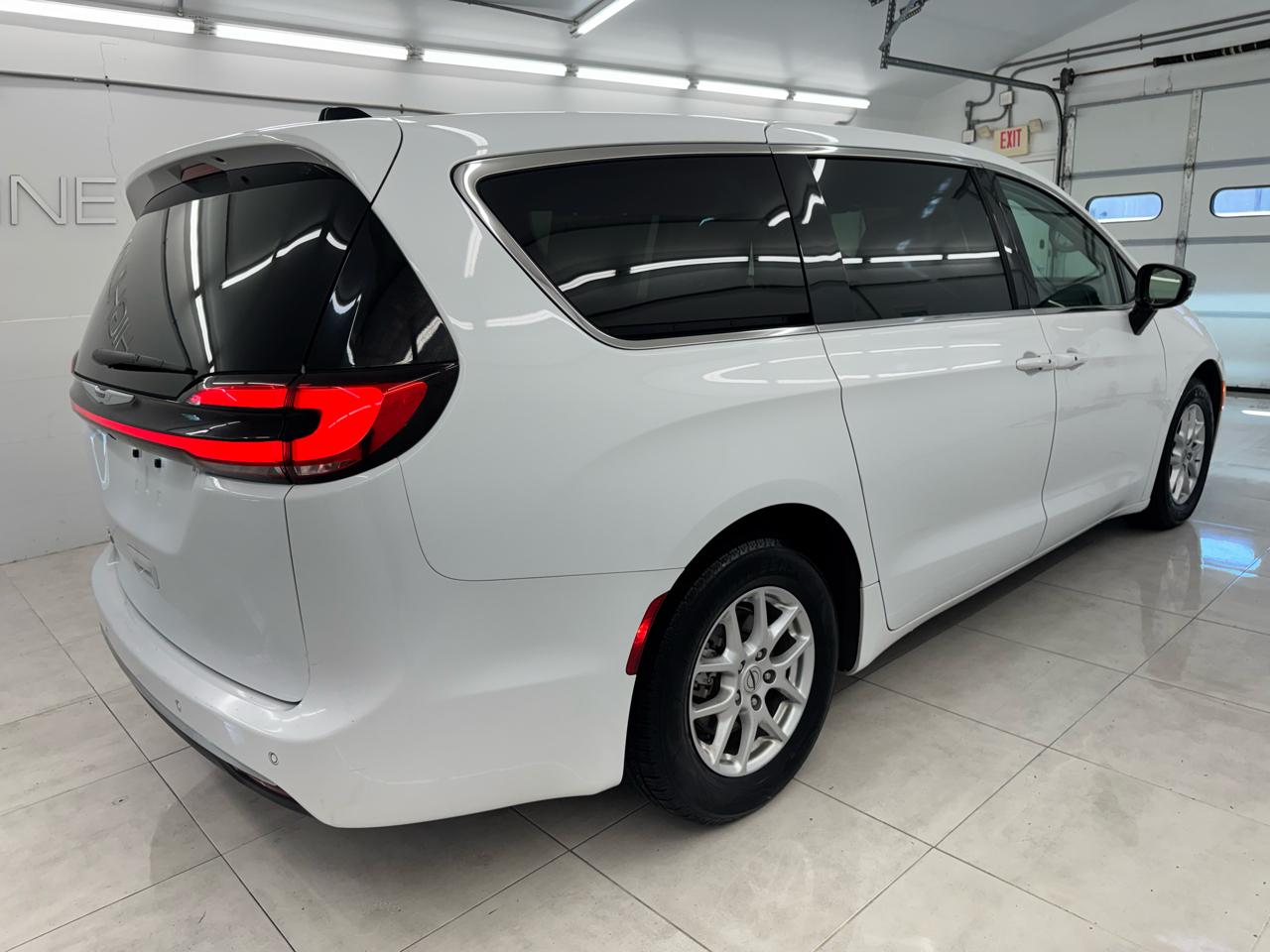 Chrysler Pacifica Touring L FWD 2024