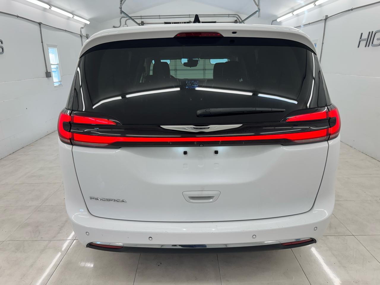Chrysler Pacifica Touring L FWD 2024