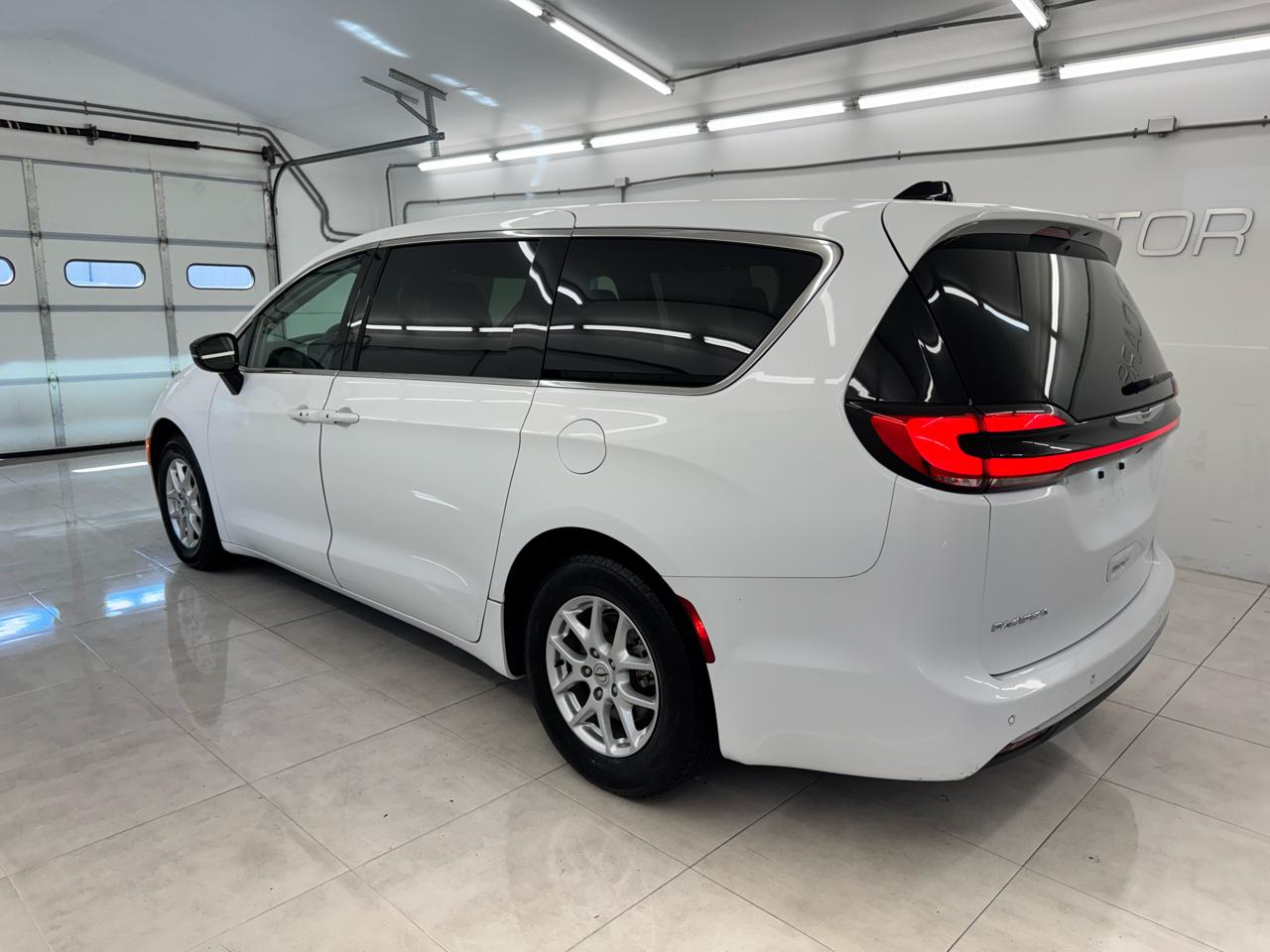 Chrysler Pacifica Touring L FWD 2024