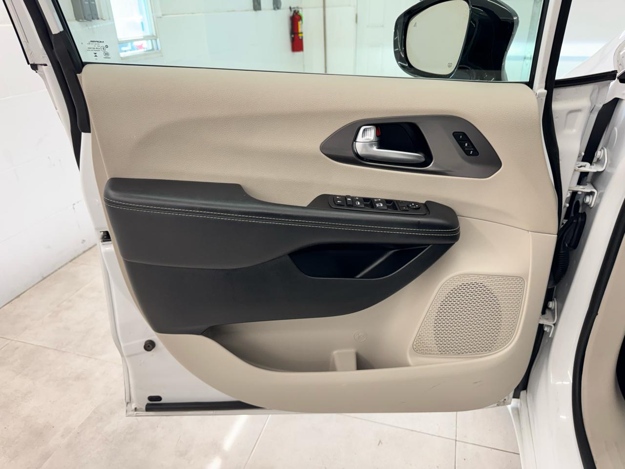 Chrysler Pacifica Touring L FWD 2024