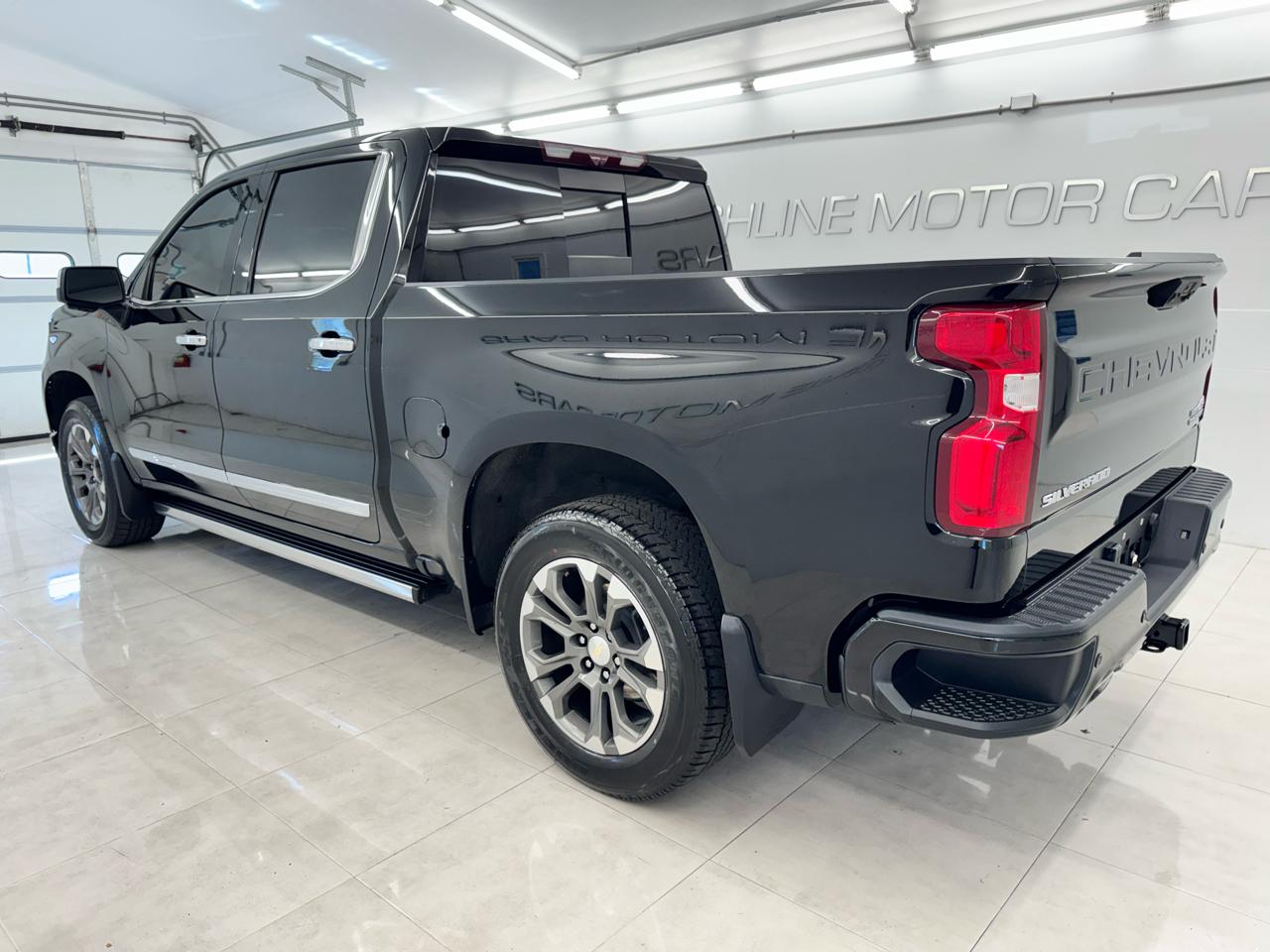 Chevrolet Silverado 1500 4WD Crew Cab 147" High Country 2023