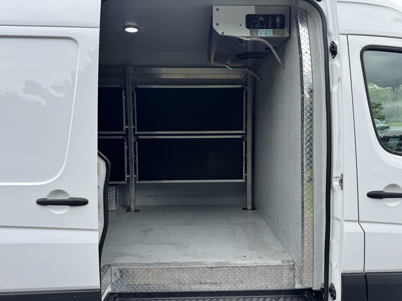Mercedes-Benz Sprinter Cargo Van 2500 Standard Roof V6 144" Worker RWD 2018