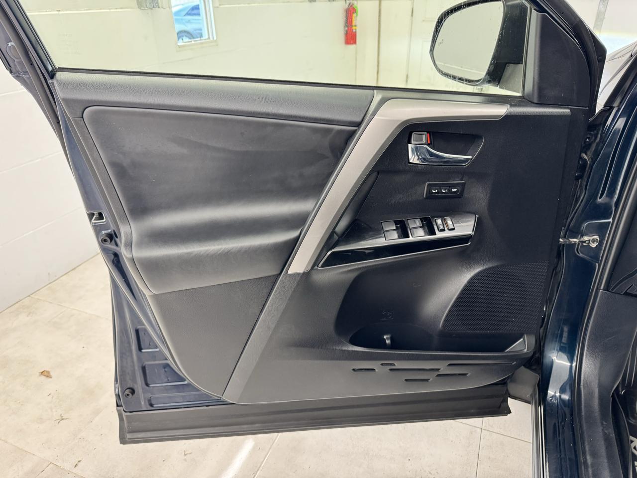 Toyota RAV4 Limited AWD (Natl) 2017