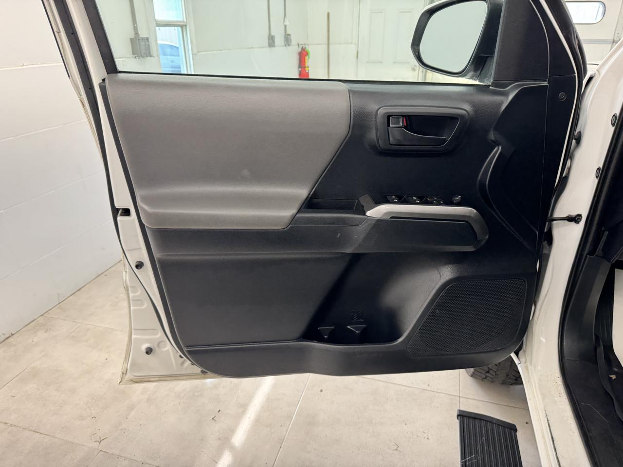Toyota Tacoma 2WD TRD Off Road Double Cab 5' Bed V6 AT (Natl) 2019
