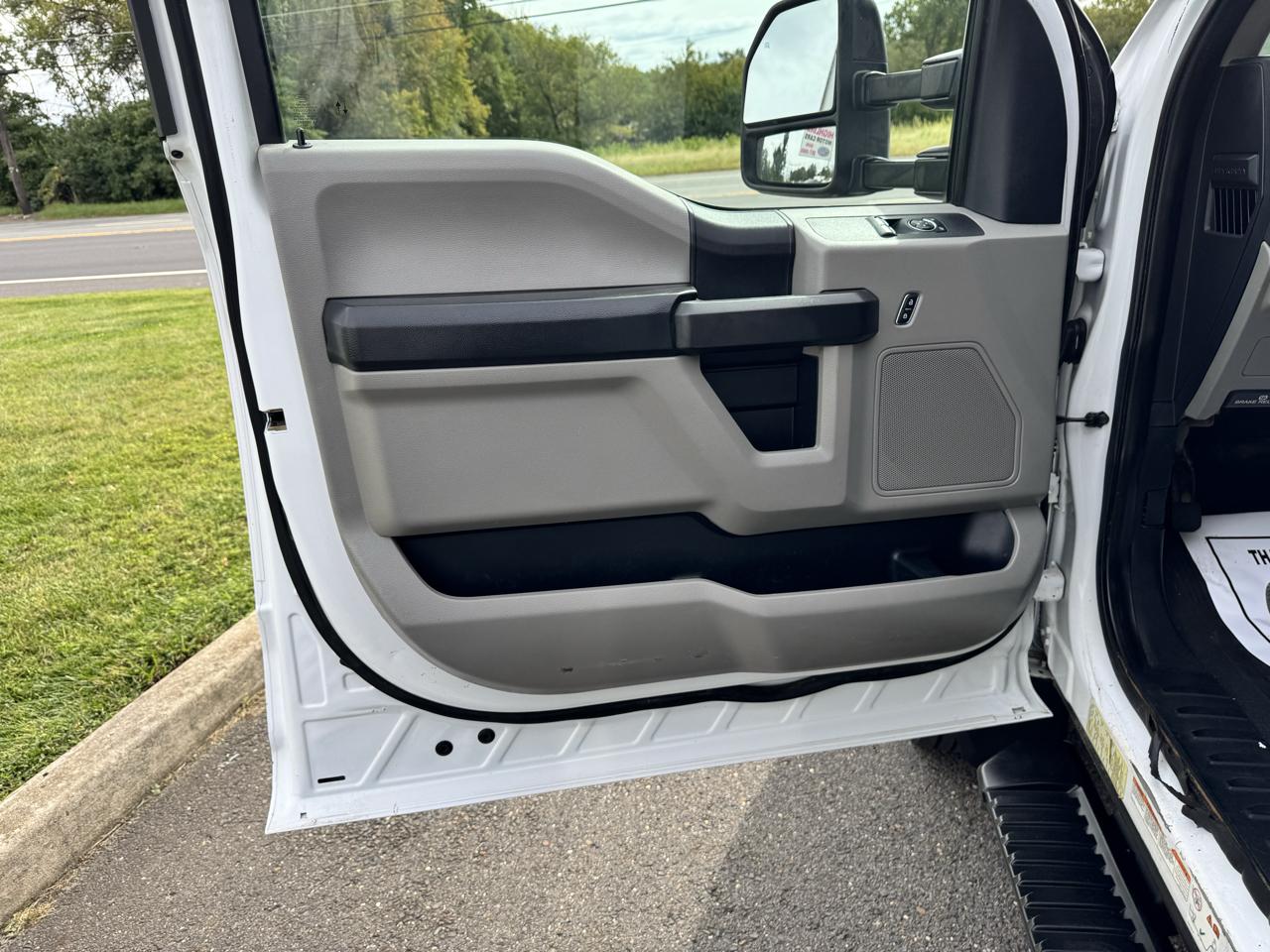 Ford Super Duty F-550 DRW XLT 2WD Reg Cab 145" WB 60" CA 2020