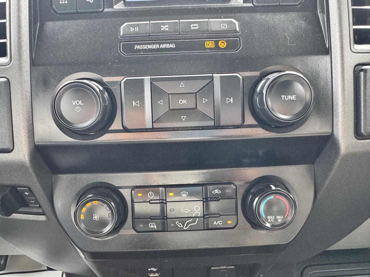 Ford Super Duty F-550 DRW XLT 2WD Reg Cab 145" WB 60" CA 2020
