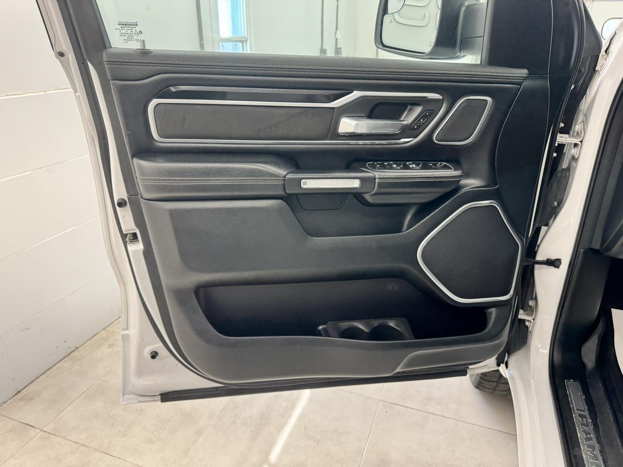 RAM 1500 Laramie 4x4 Crew Cab 5'7" Box 2021