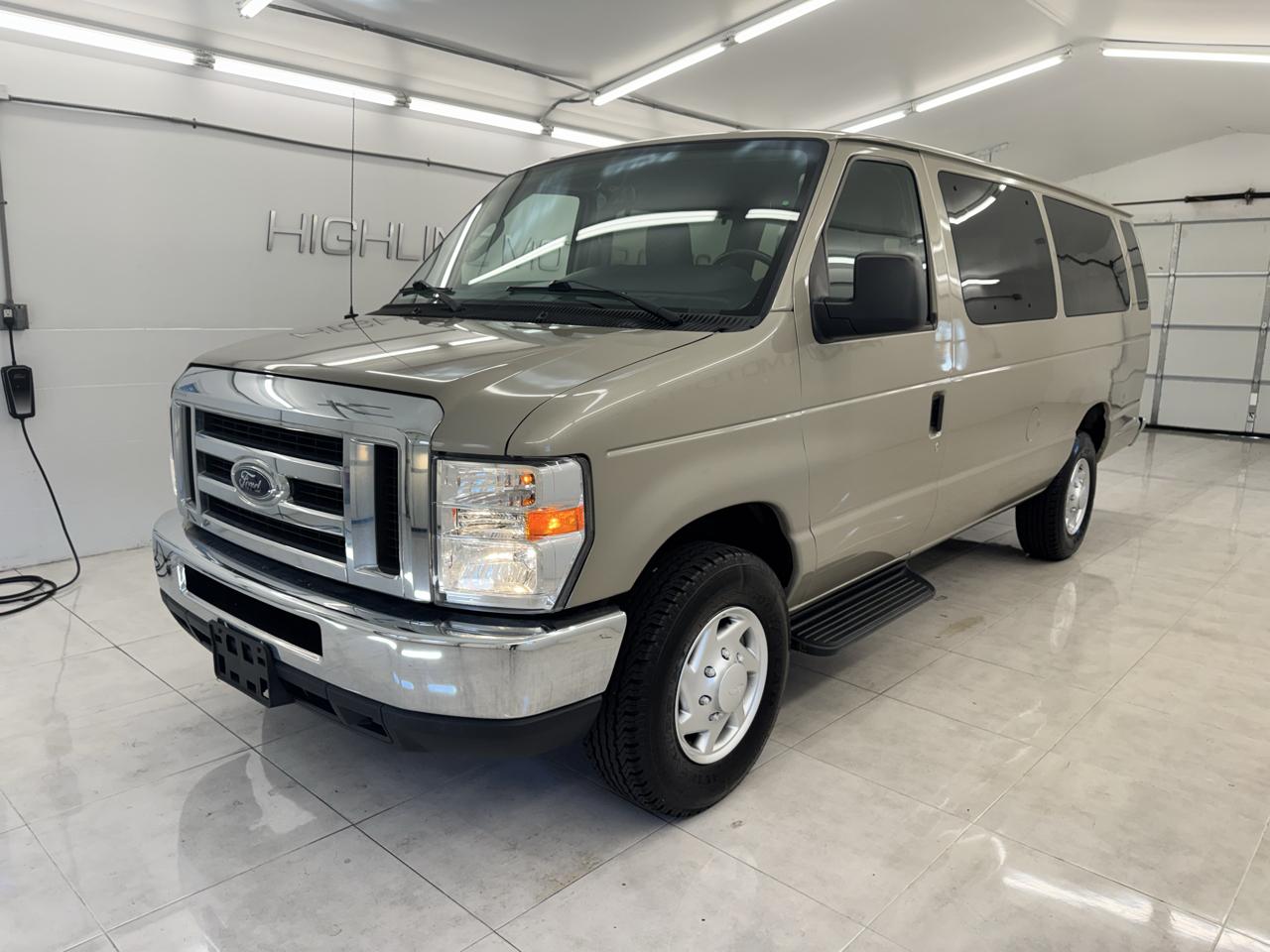 Ford Econoline Wagon E-350 Super Duty Ext XLT 2012