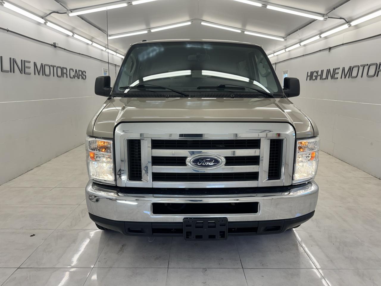 Ford Econoline Wagon E-350 Super Duty Ext XLT 2012