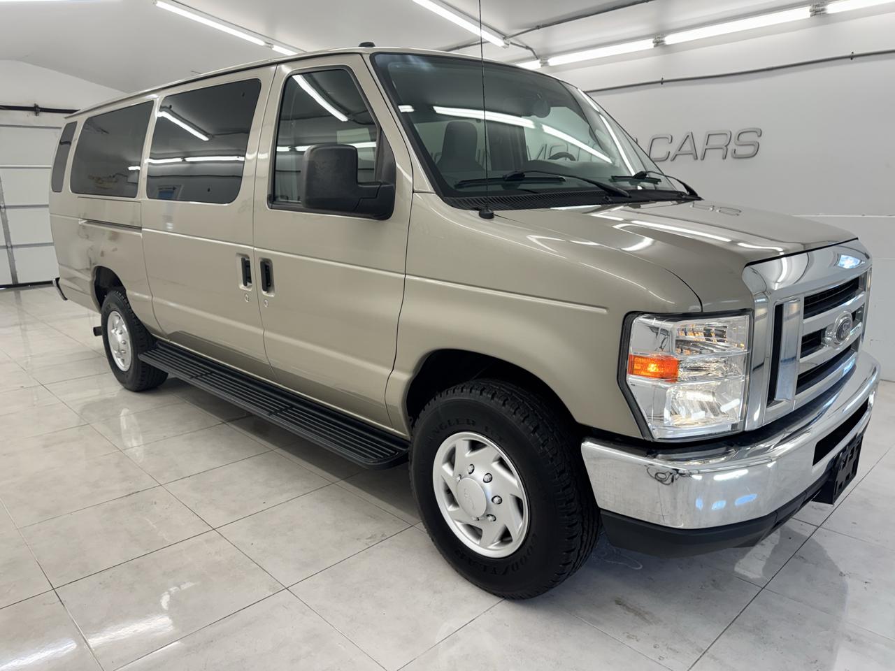 Ford Econoline Wagon E-350 Super Duty Ext XLT 2012