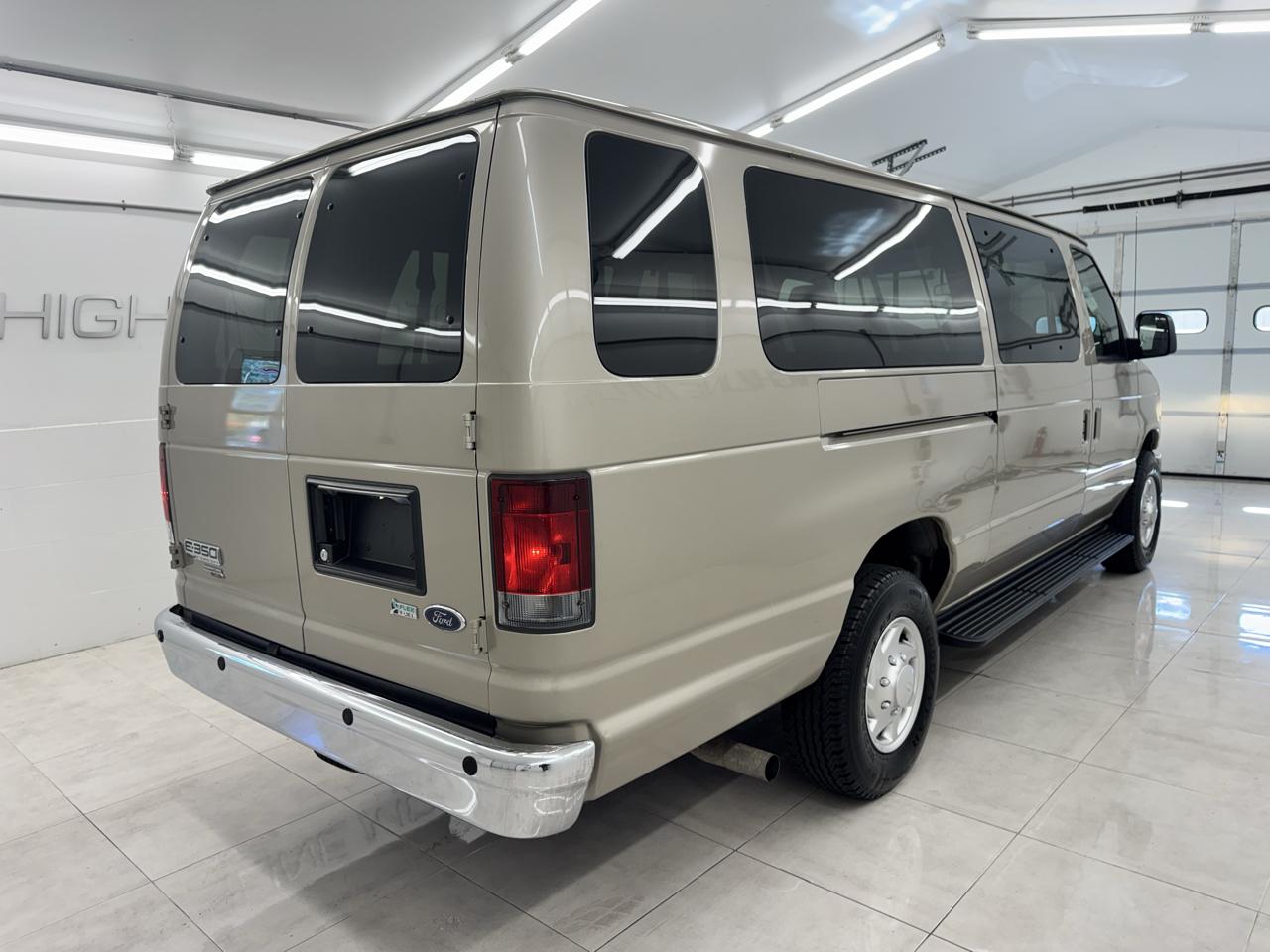 Ford Econoline Wagon E-350 Super Duty Ext XLT 2012