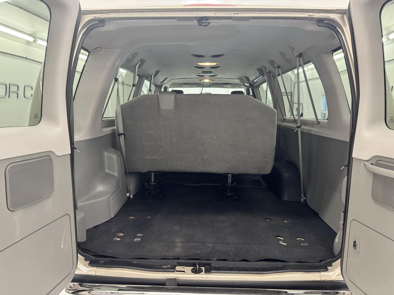 Ford Econoline Wagon E-350 Super Duty Ext XLT 2012