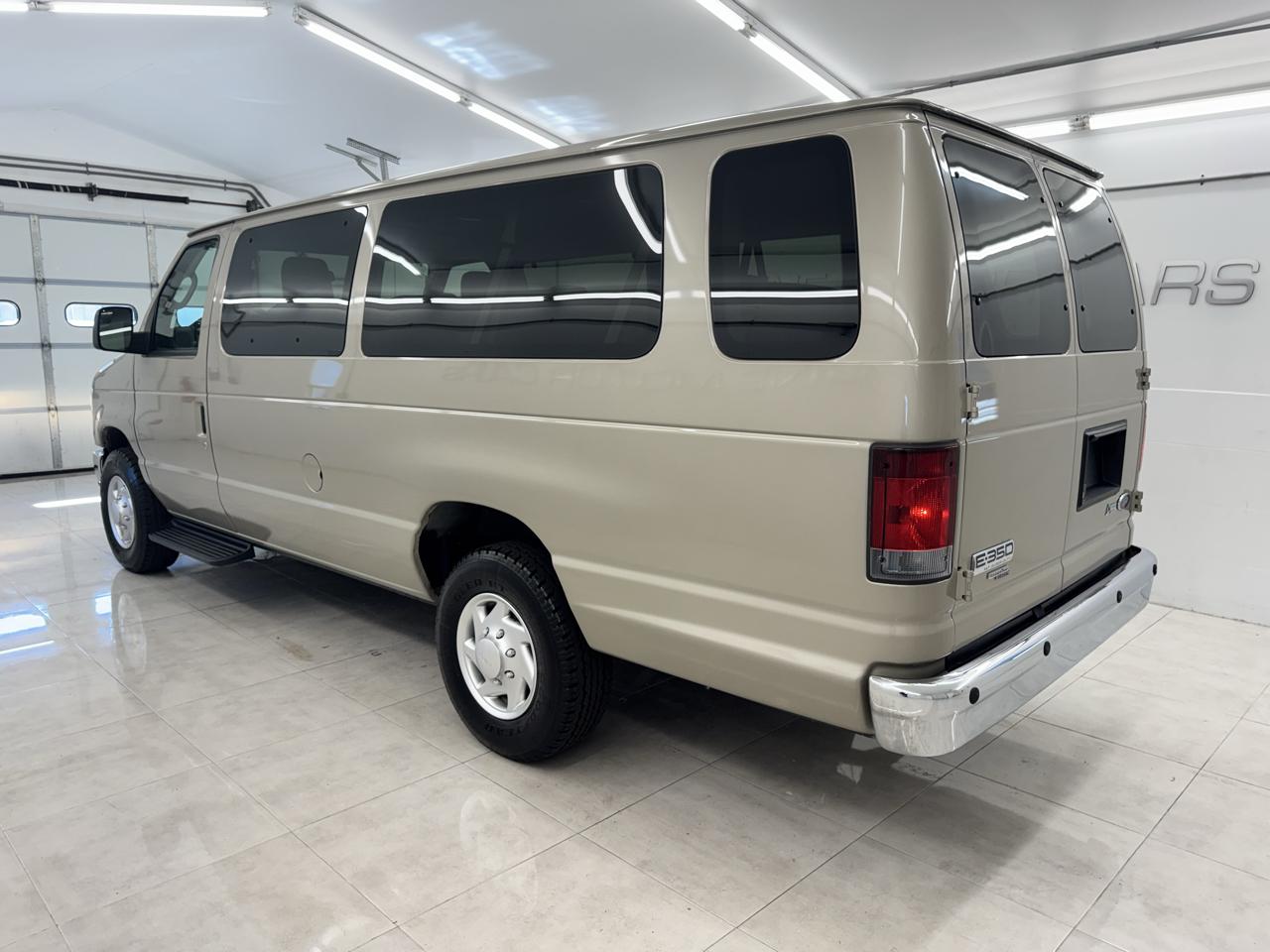 Ford Econoline Wagon E-350 Super Duty Ext XLT 2012