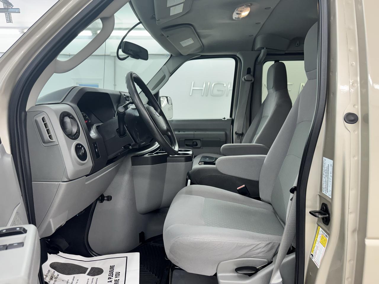 Ford Econoline Wagon E-350 Super Duty Ext XLT 2012