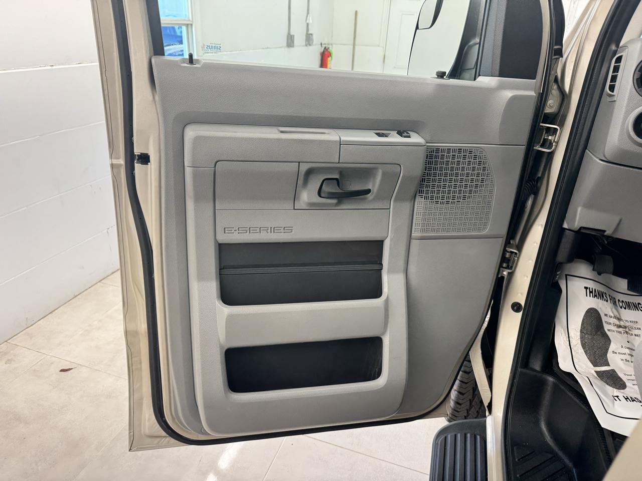 Ford Econoline Wagon E-350 Super Duty Ext XLT 2012