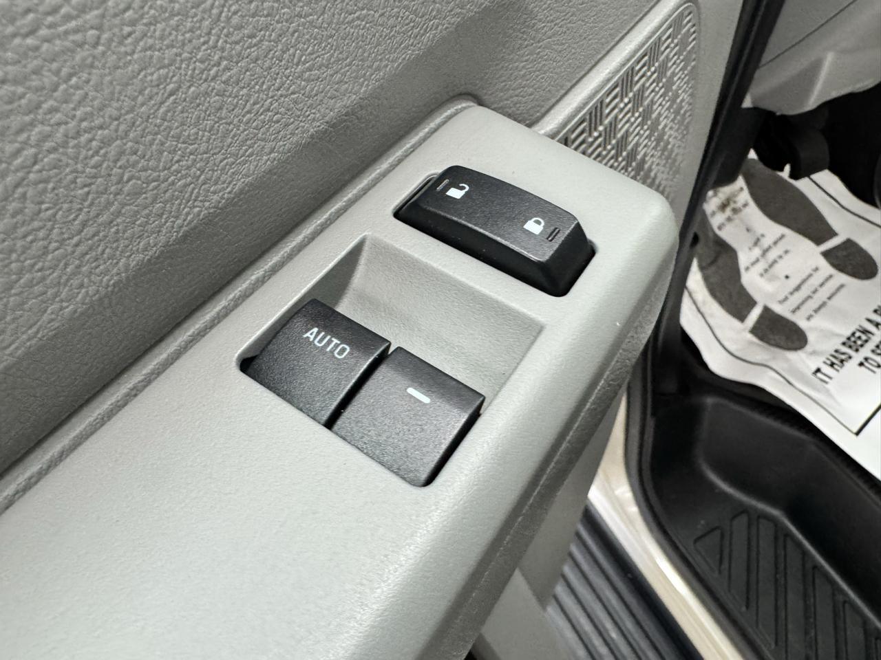 Ford Econoline Wagon E-350 Super Duty Ext XLT 2012