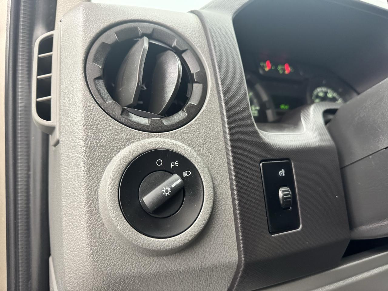 Ford Econoline Wagon E-350 Super Duty Ext XLT 2012