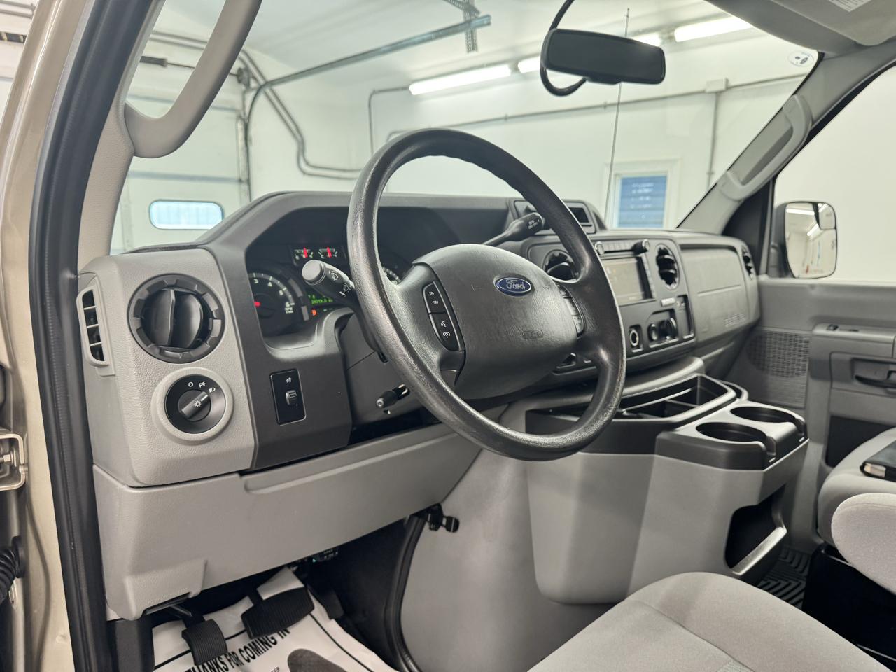 Ford Econoline Wagon E-350 Super Duty Ext XLT 2012
