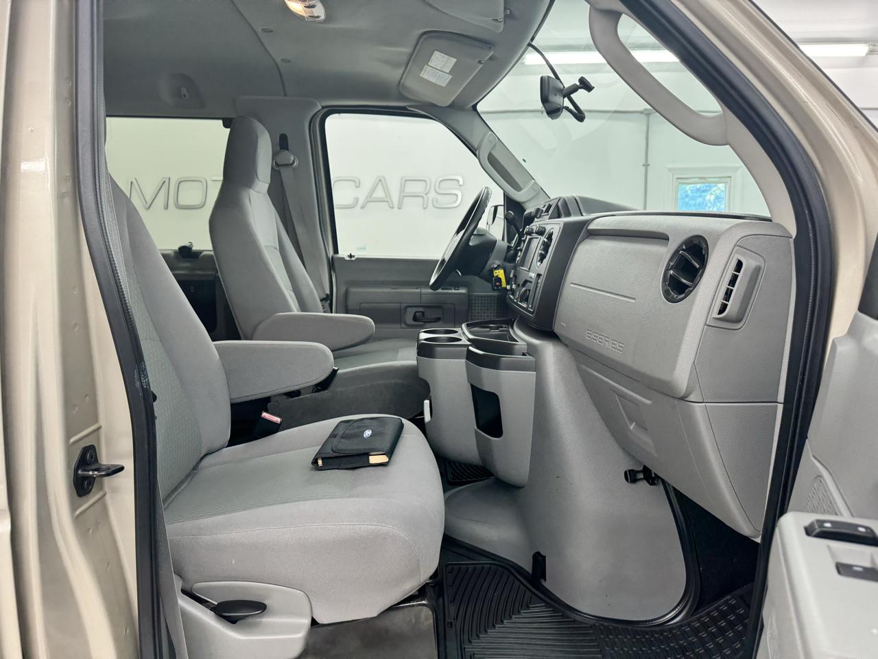 Ford Econoline Wagon E-350 Super Duty Ext XLT 2012