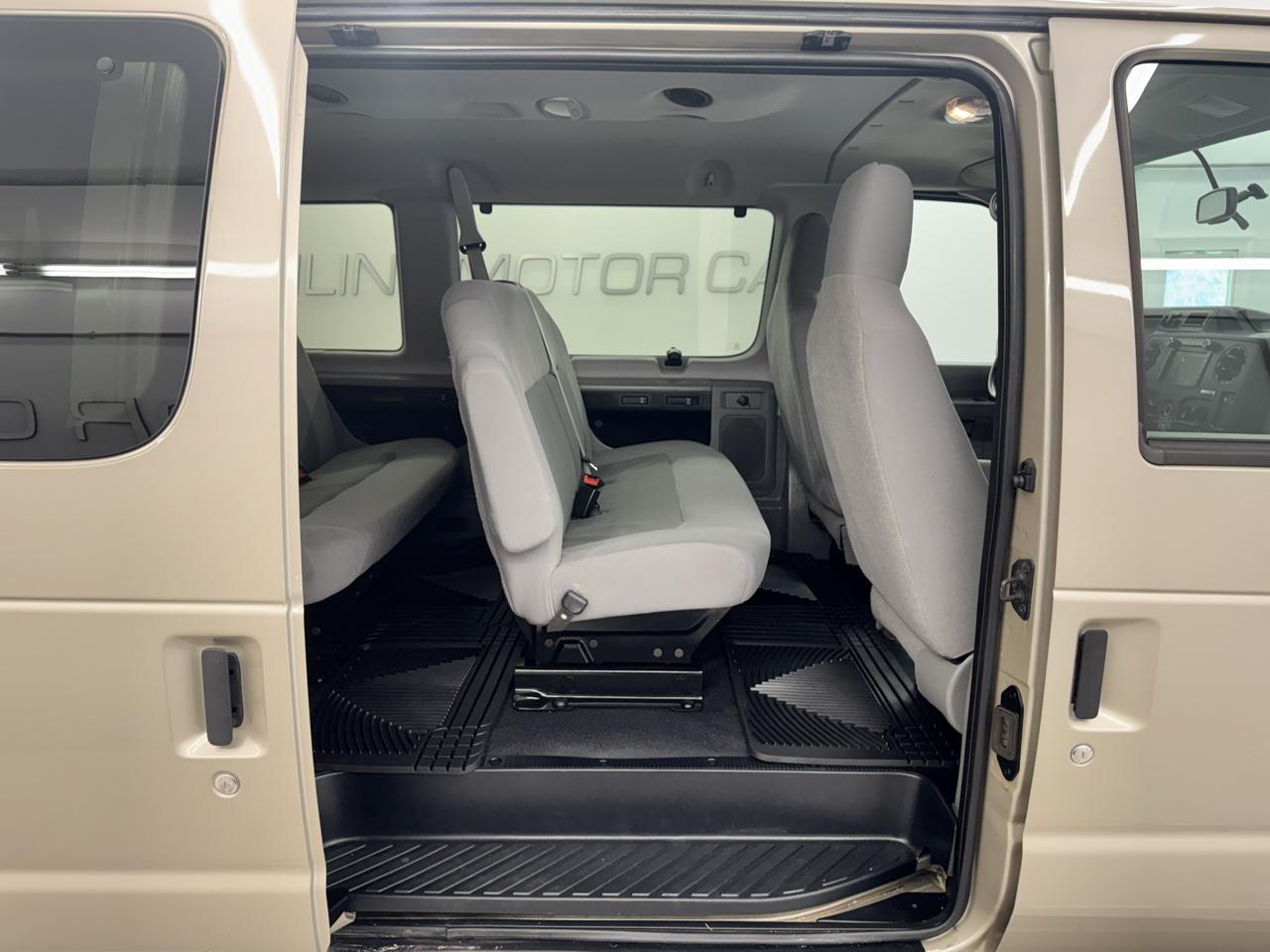 Ford Econoline Wagon E-350 Super Duty Ext XLT 2012