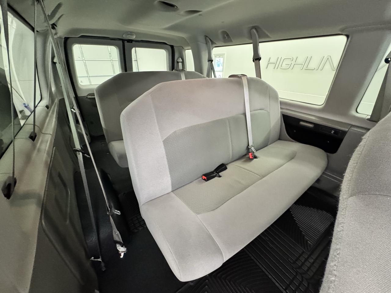 Ford Econoline Wagon E-350 Super Duty Ext XLT 2012