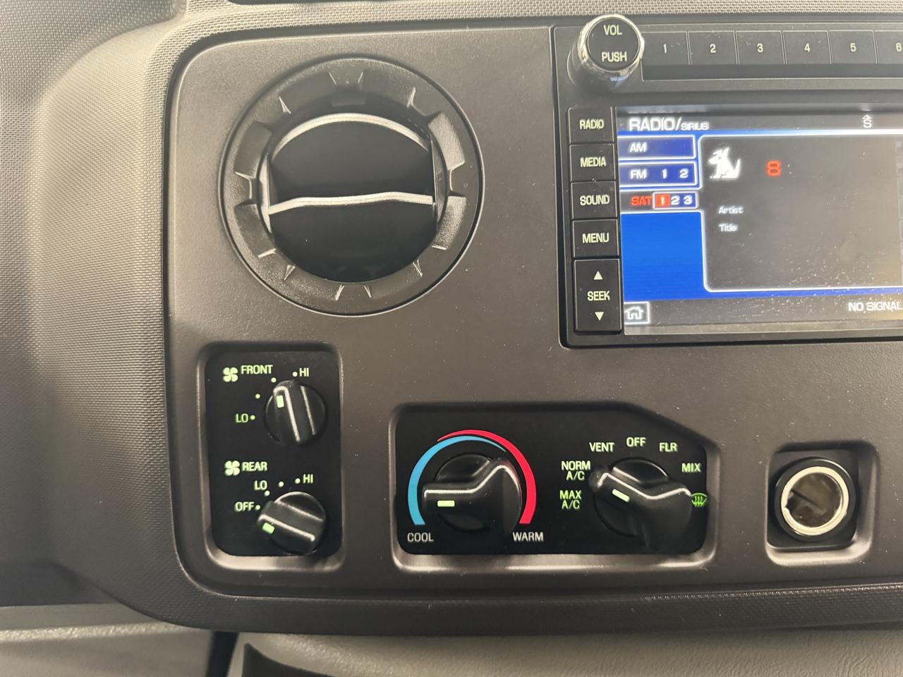 Ford Econoline Wagon E-350 Super Duty Ext XLT 2012